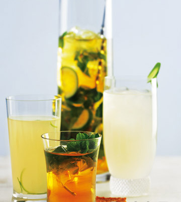 清澈夏天享用清爽鸡尾酒