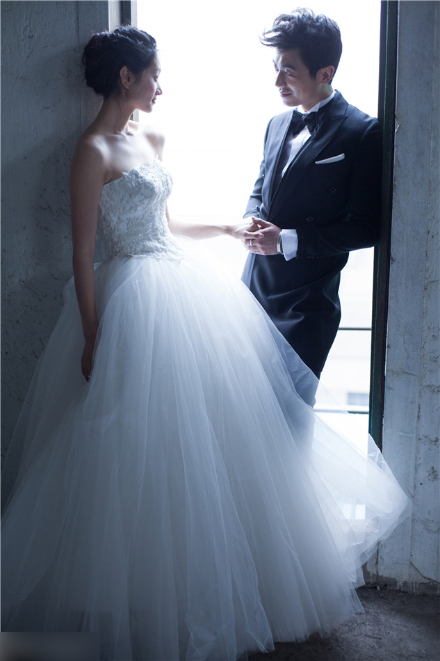朱亚文沈佳妮婚纱照