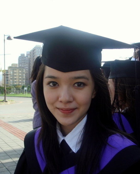 郭采洁大学毕业照