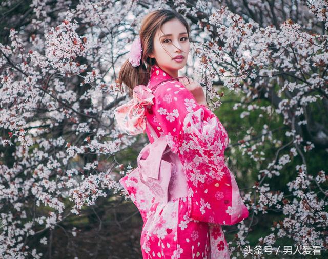 日本女人和服后面的那个小包包是什么？