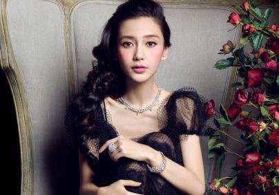 Angelababy封面大片 复古礼服演绎性感奢华珠宝
