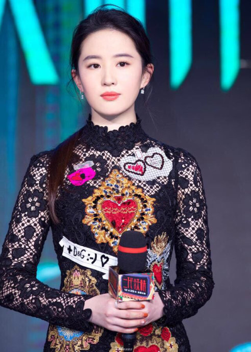 刘亦菲蕾丝黑裙装