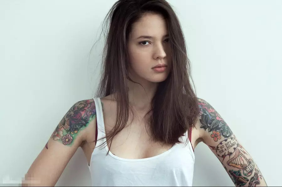 纹身的美女