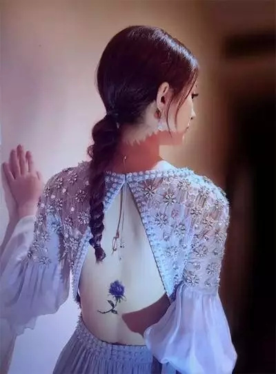 穿好你的露背装