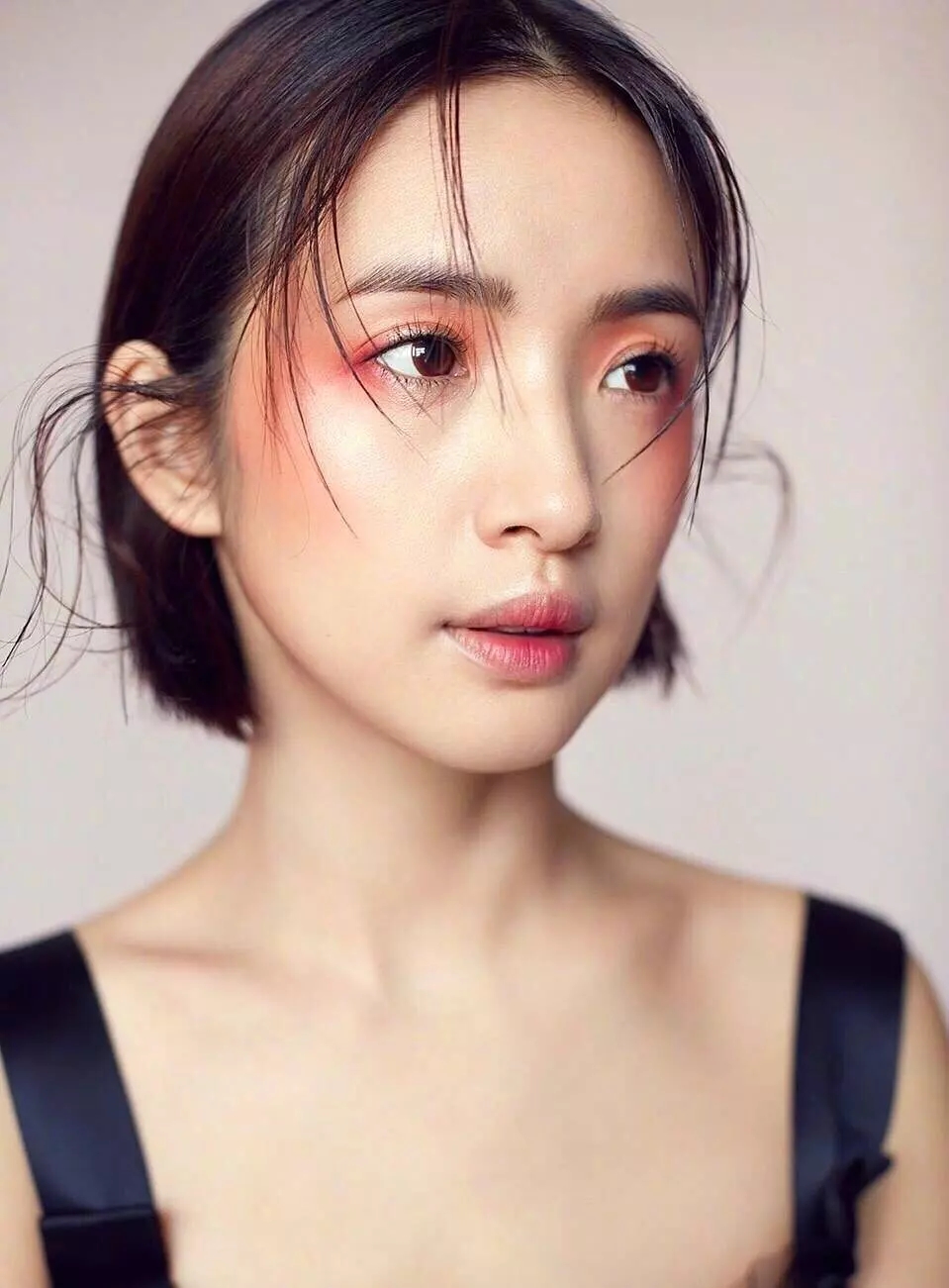 林依晨短发照
