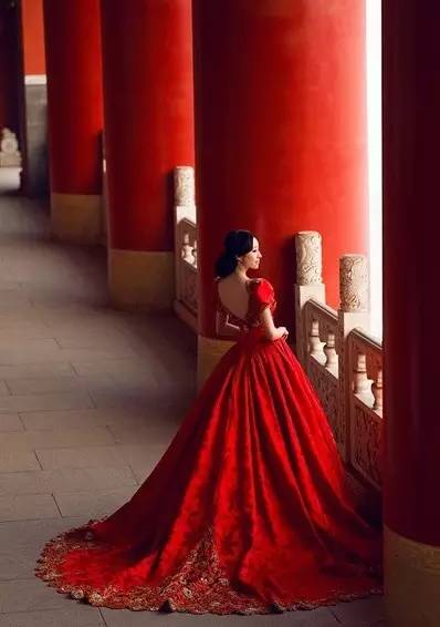 优雅的中国红长裙
