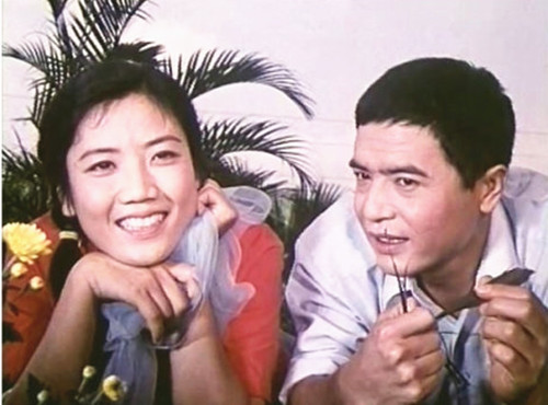 电影《甜蜜的事业》主题曲--《我们的明天比蜜甜》（关贵敏）