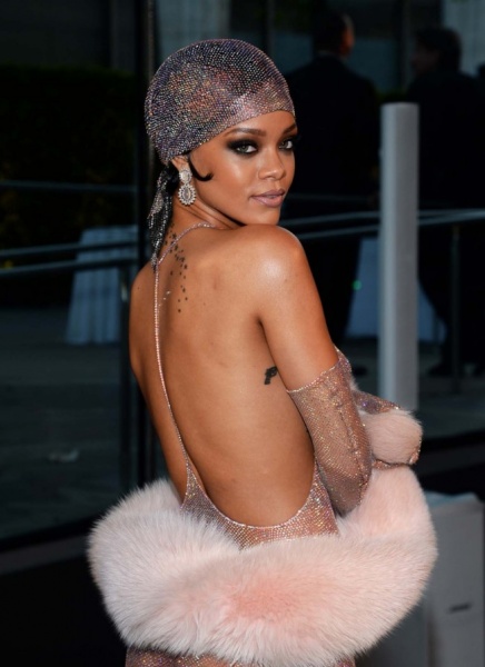 盘点蕾哈娜（Rihanna）令人难忘的时装造型