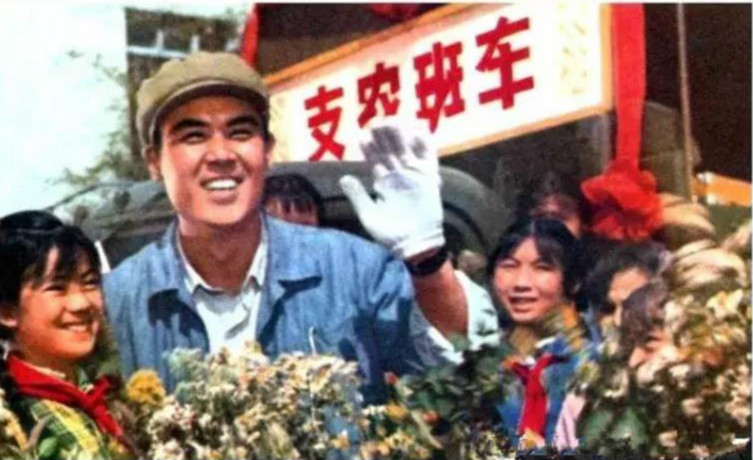 1977年电影《万里征途》插曲--《支农班车开得好》（李谷一）