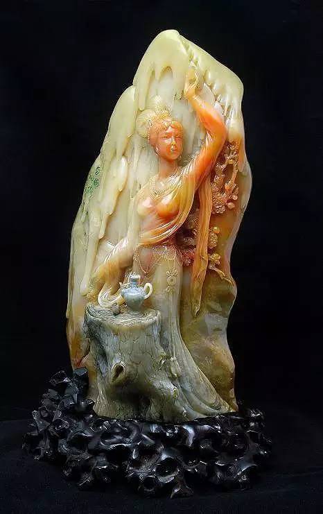 精美的美女玉雕刻