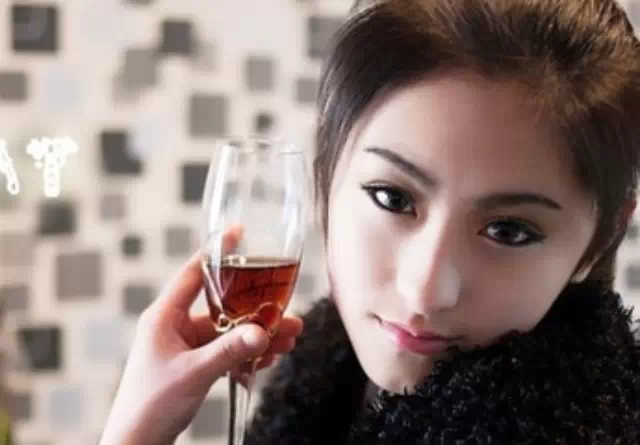 女人长期喝红酒的惊人变化