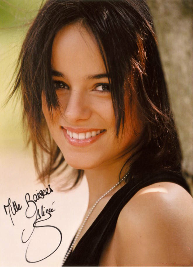 Alizee《Moi je m'appelle Lolita》（我叫洛丽塔）