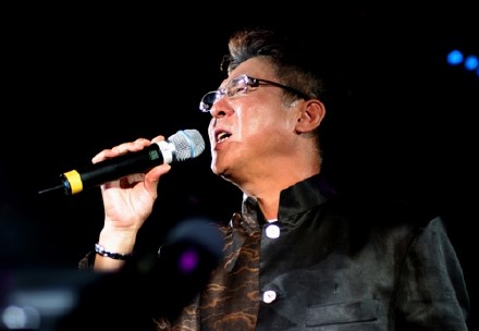 姜育恒 李翊君: 爱我你怕了吗?