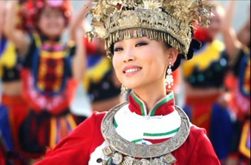 陈涓《清江的画廊土家妹》