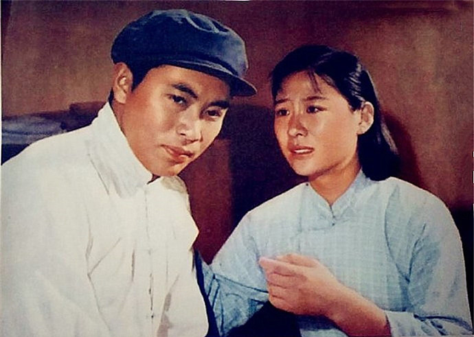 故事片《金光大道》插曲--《芳草地上草青青》