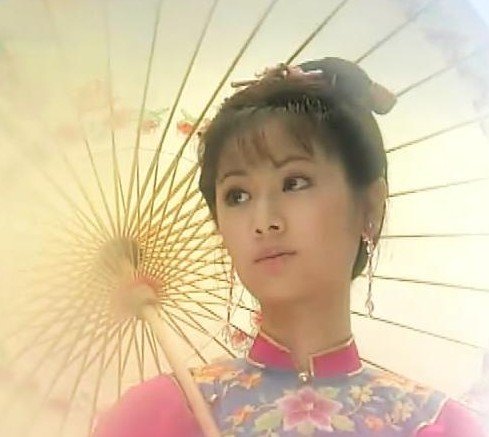 影视剧中撑伞的美丽女子