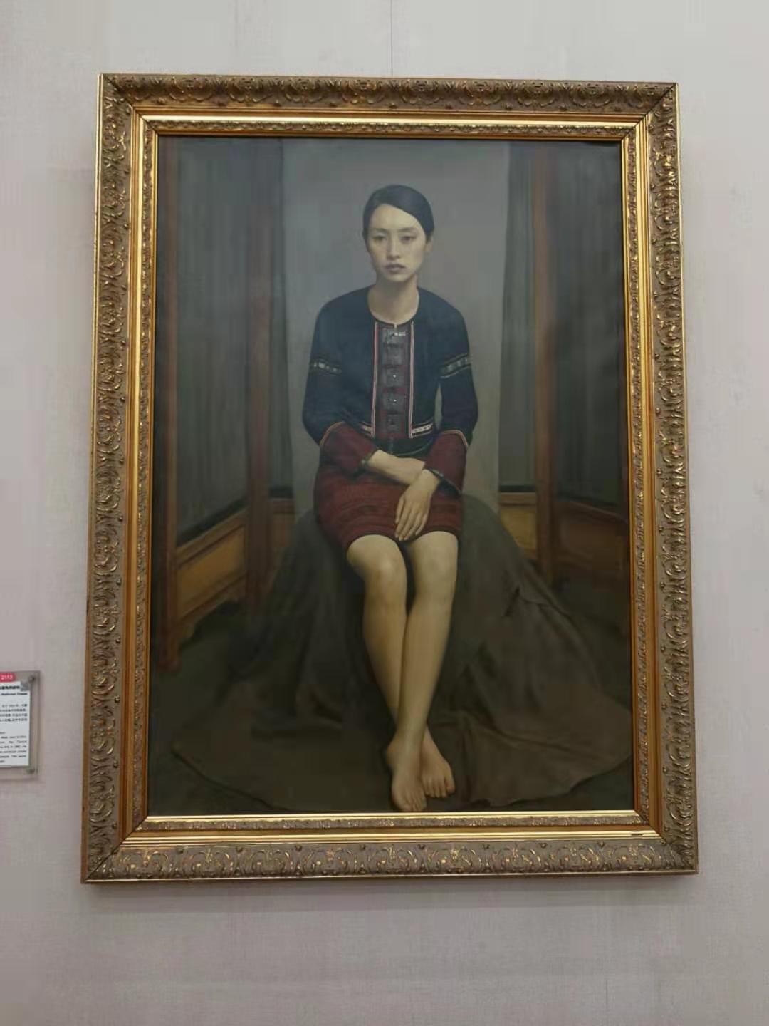 观复博物馆油画《穿民族服饰的模特》作者：杨飞云