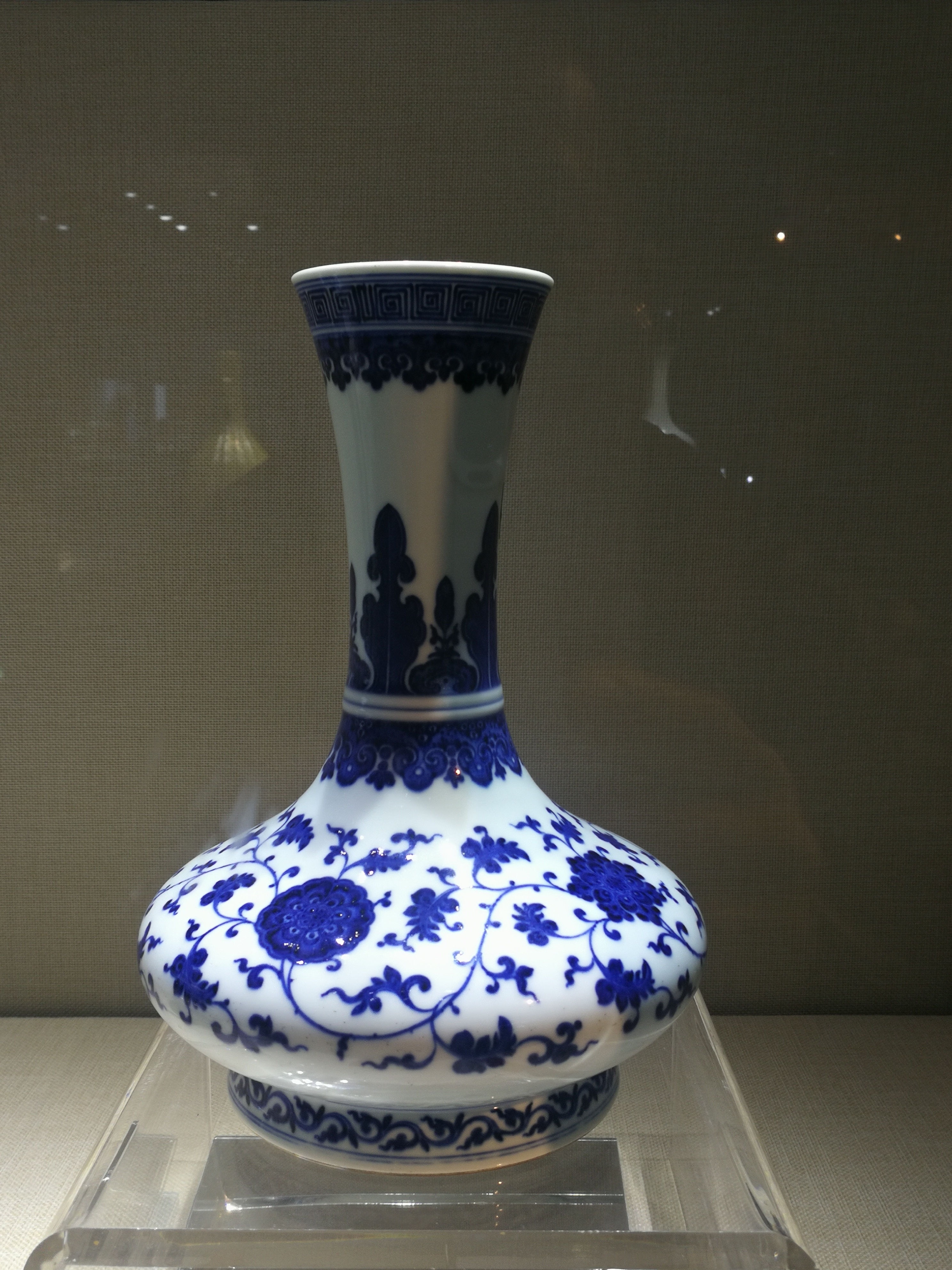 清乾隆唐英风格青花缠枝花卉纹撇口扁瓶