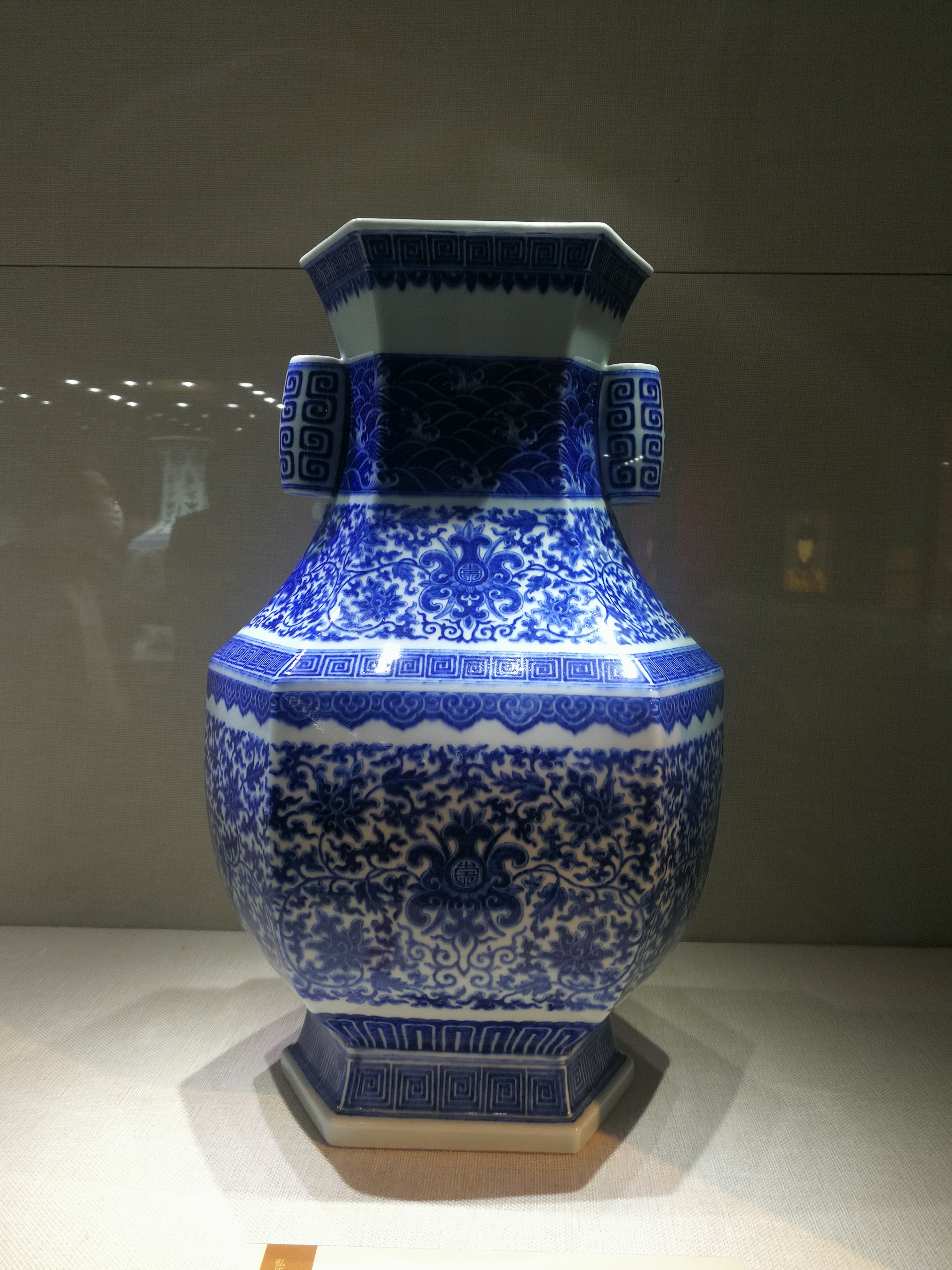 清乾隆青花花卉团寿贯耳六方瓶