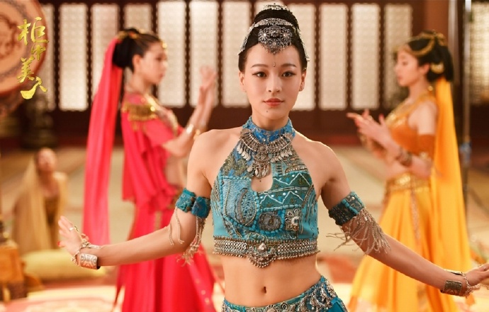 电视剧《柜中美人》插曲--《柳暗花明》及华丽服装