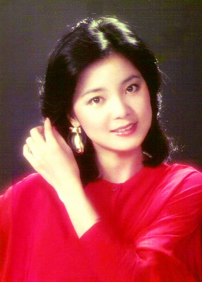 邓丽君1982年演出《说说笑笑》俏皮可爱活泼动听