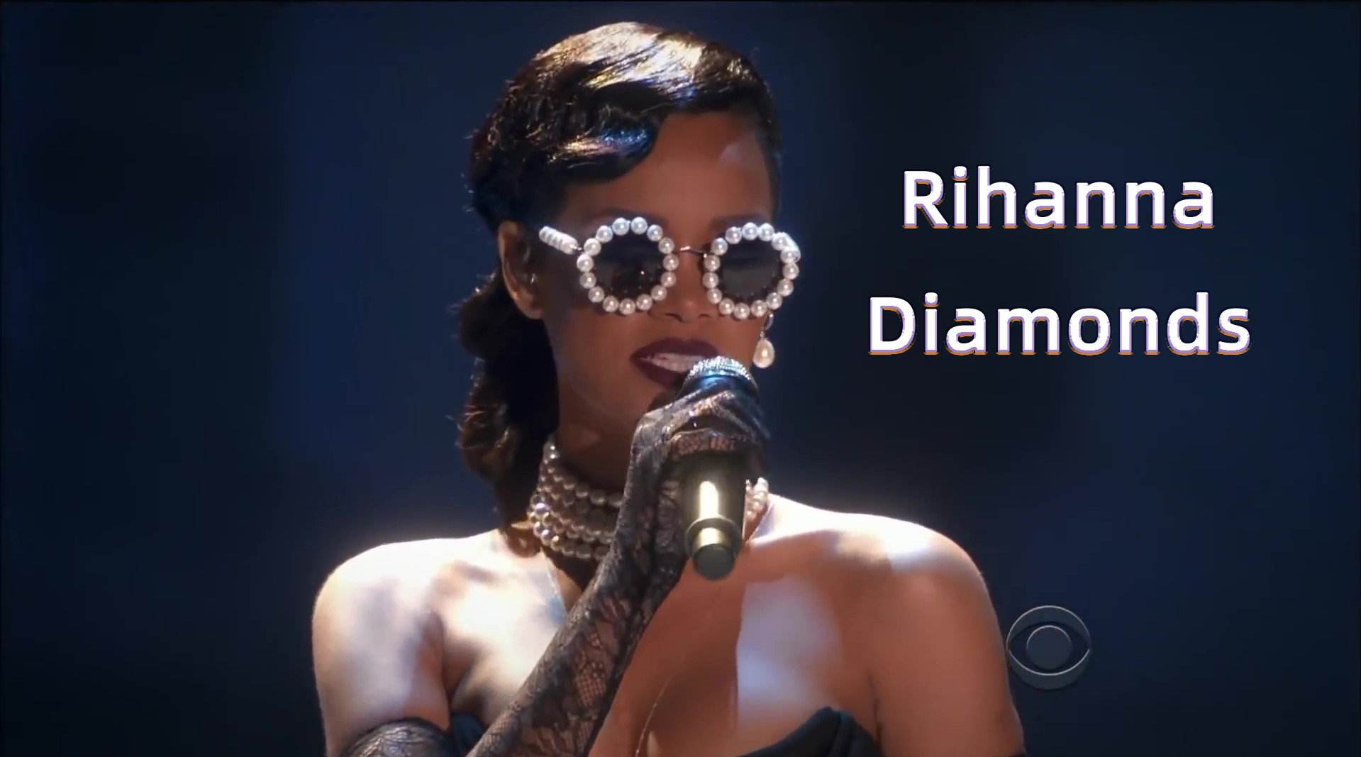 Rihana维密秀场上演唱《Diamonds》