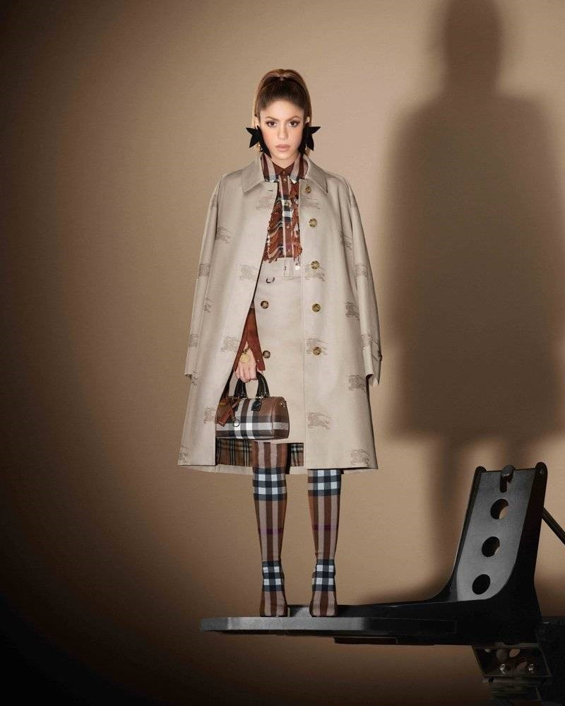 Shakira 出演 Burberry 巴宝莉假日主题时尚短片