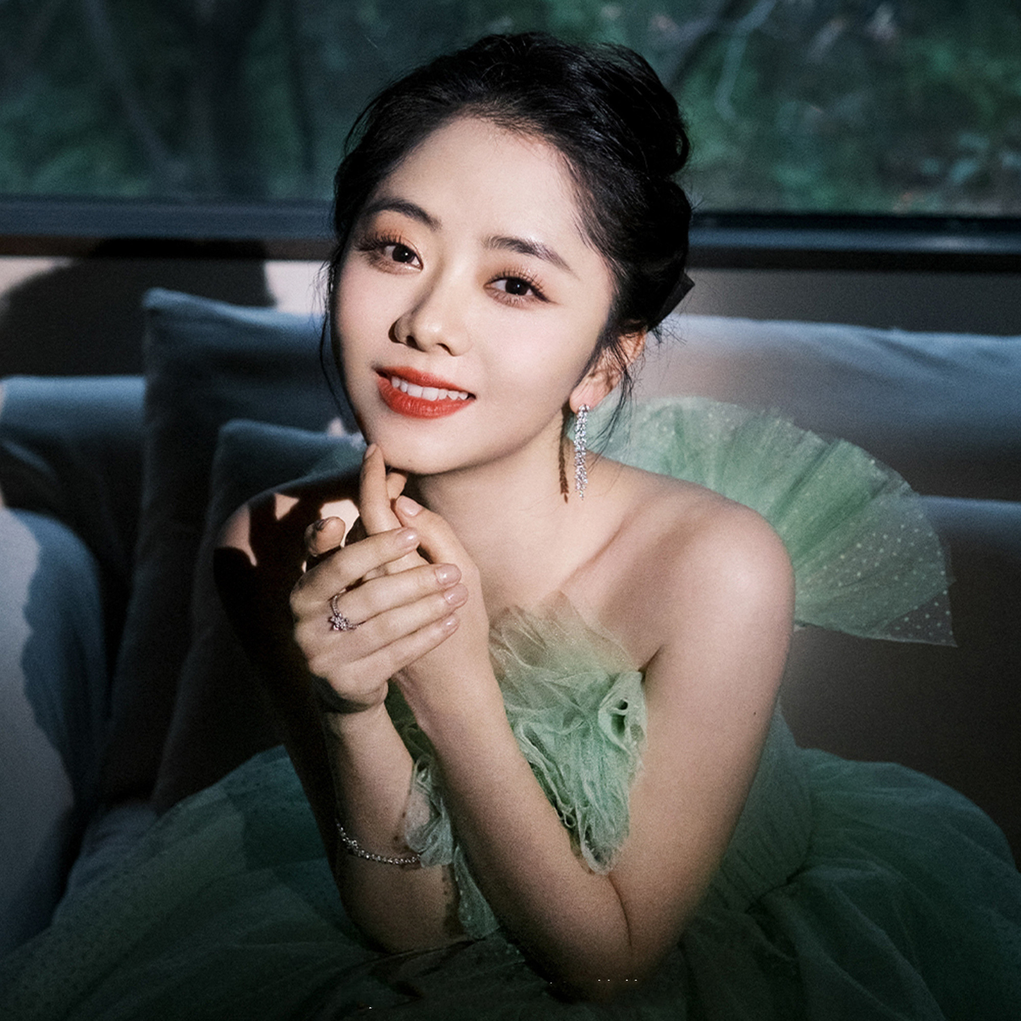 谭松韵佩戴Tiffany Victoria珠宝