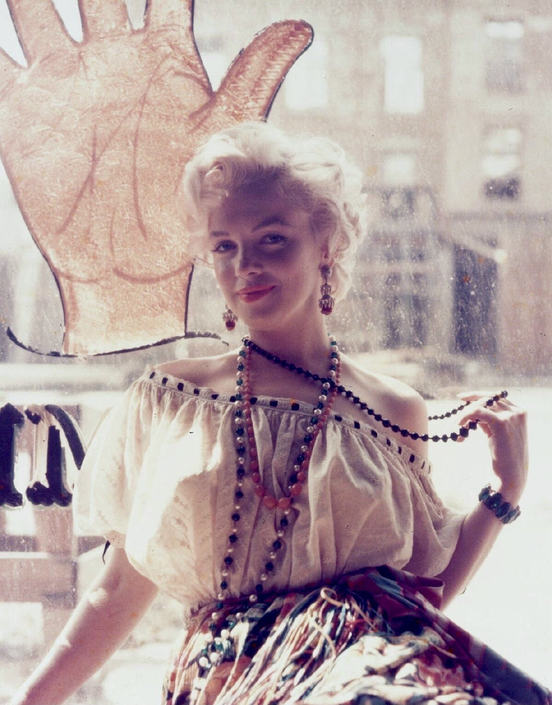 Milton H. Greene1956年为梦露拍摄的一组吉普赛女郎主题照