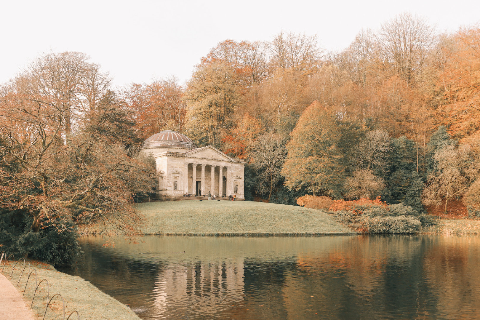 英国斯托海德（Stourhead）花园里渐浓的秋意