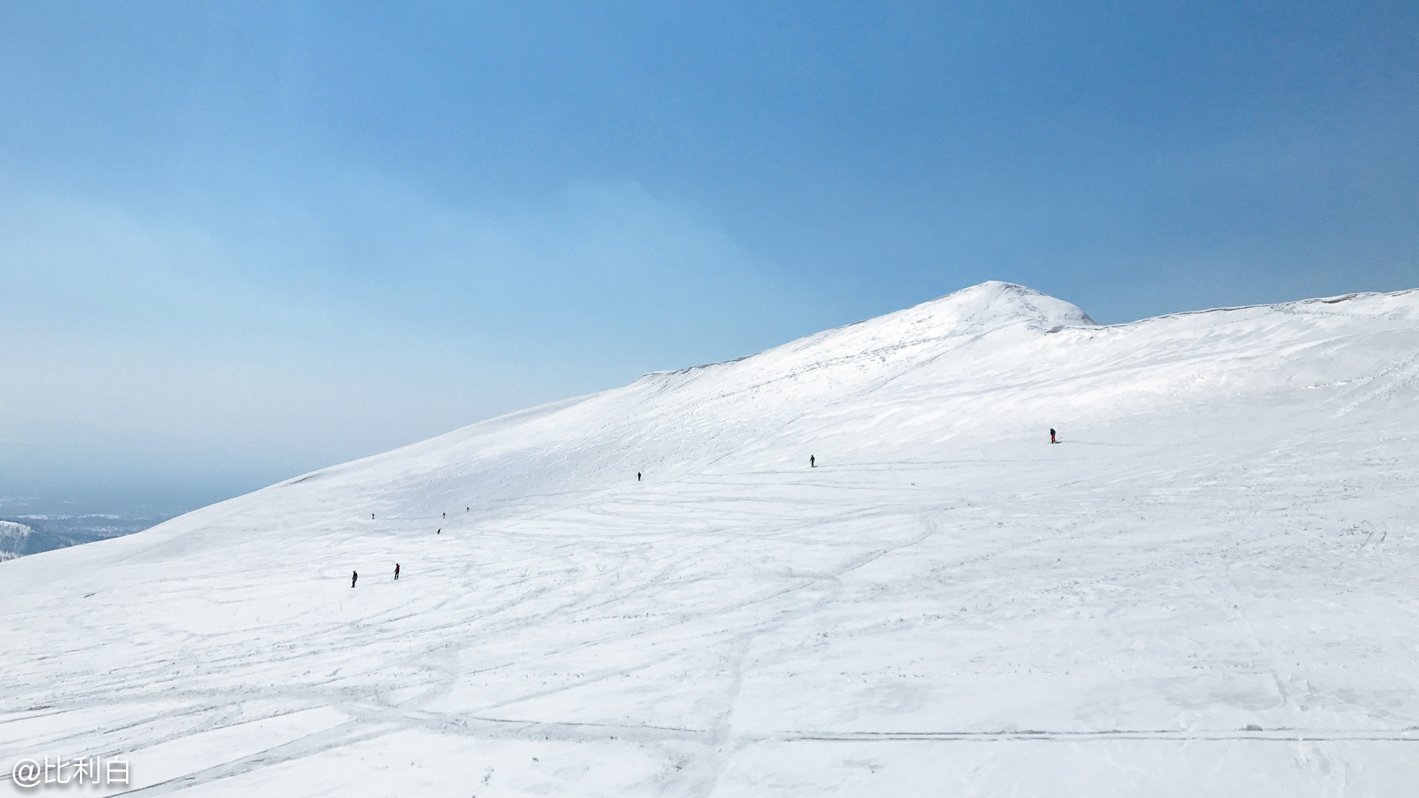 如何穿越山地与雪坡