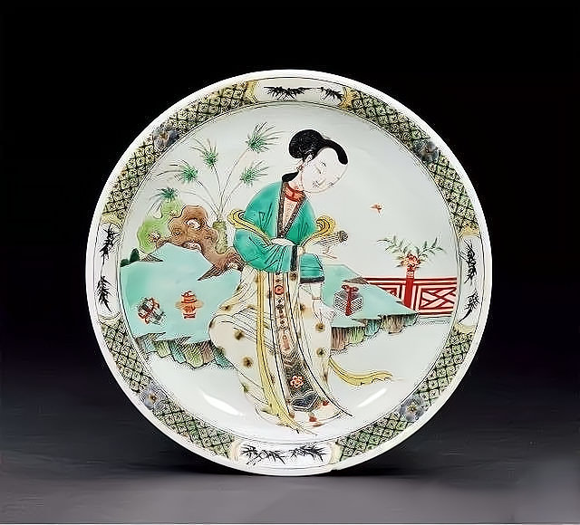 清康熙五彩瓷盘中婀娜多姿的美人
