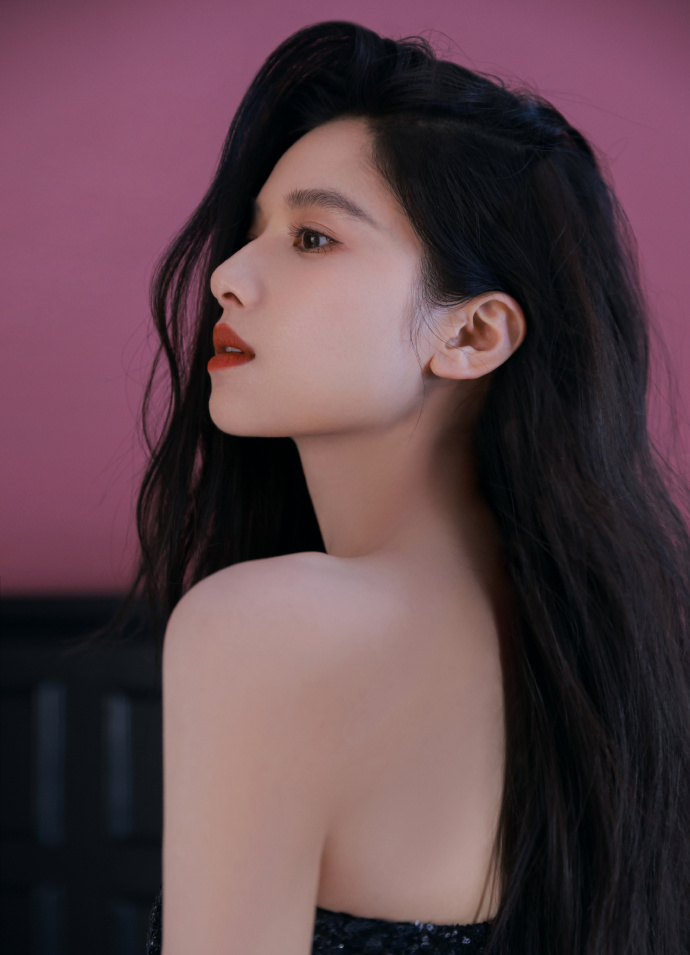 张婧仪小黑裙