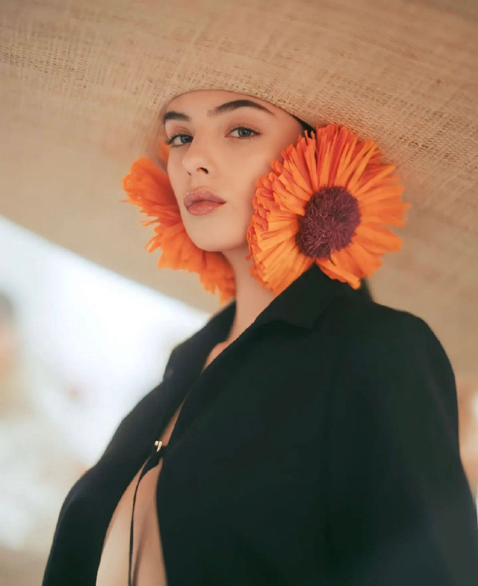 球花之女Deva Cassel有为Jacquemus走秀