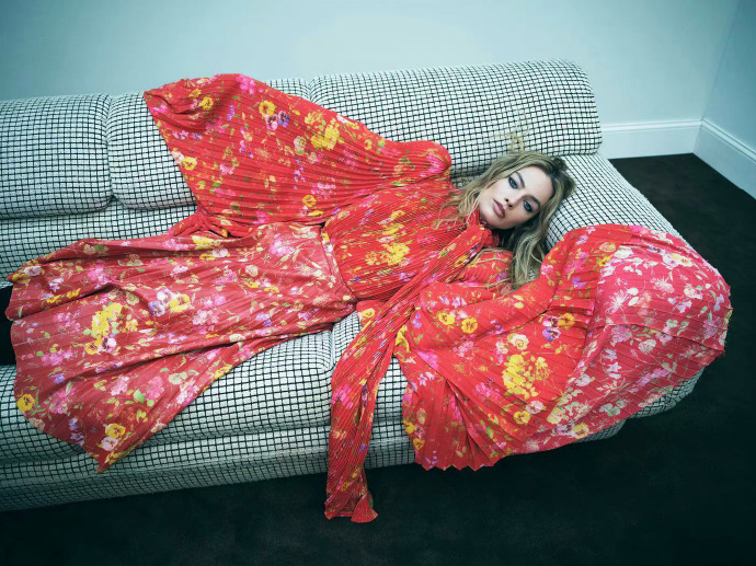 Margot Robbie穿着Balenciaga印花裙登封