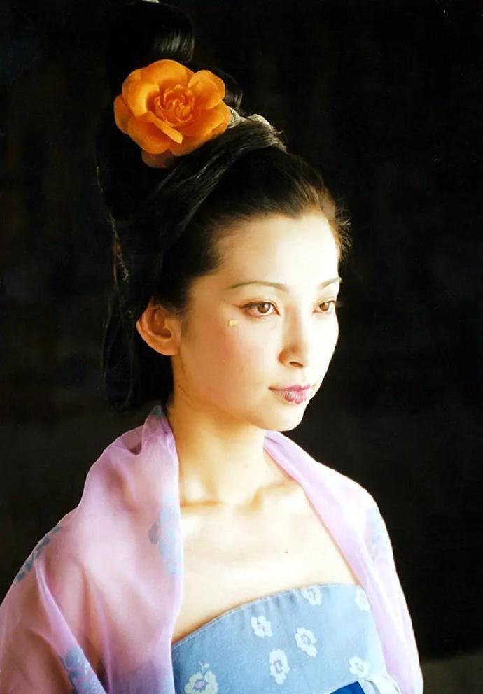 2000年电视剧《大明宫词》中，李冰冰饰演的安乐公主定妆照