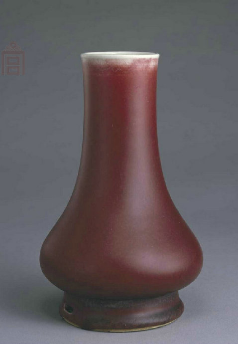 故宫馆藏清康熙瓷器之—《郎窑红釉穿带直口瓶》