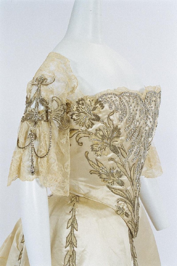 1895年文化学园服饰博物馆藏 House of Worth的一件晚装