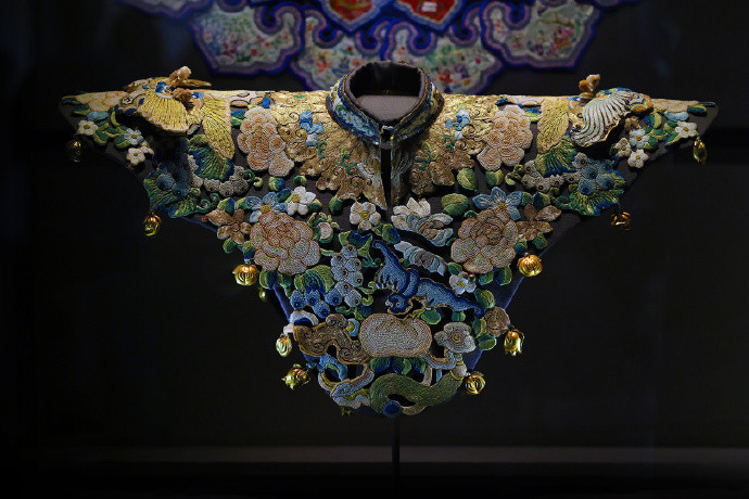 清 绣花蝶纹云肩 Teresa Coleman