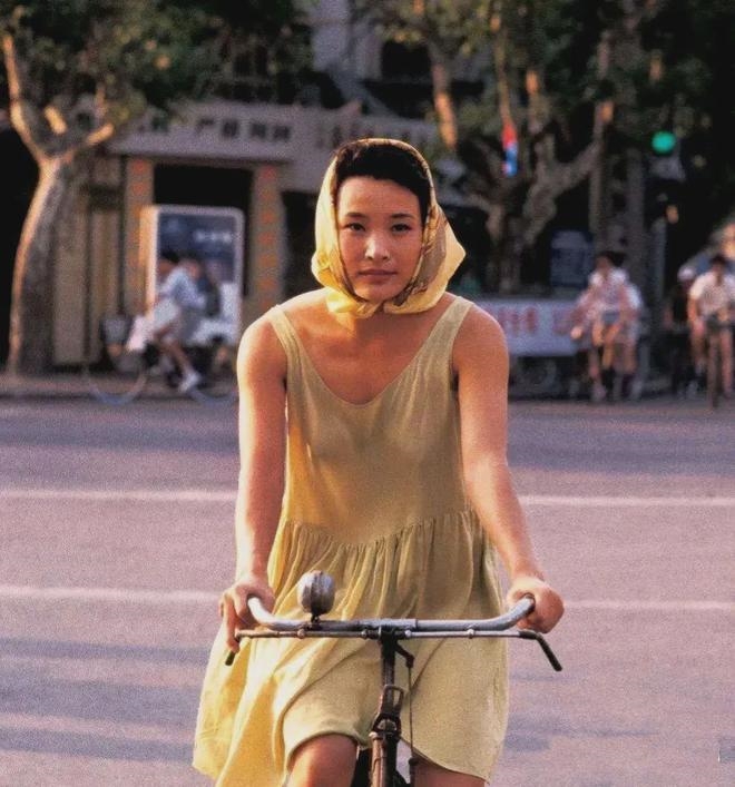 上世纪80年代的上海，骑着自行车逛街的陈冲
