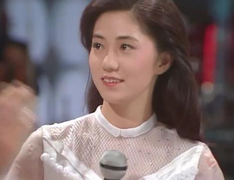 （1977年）石川さゆり 19岁时的演唱《津軽海峡.冬景色》