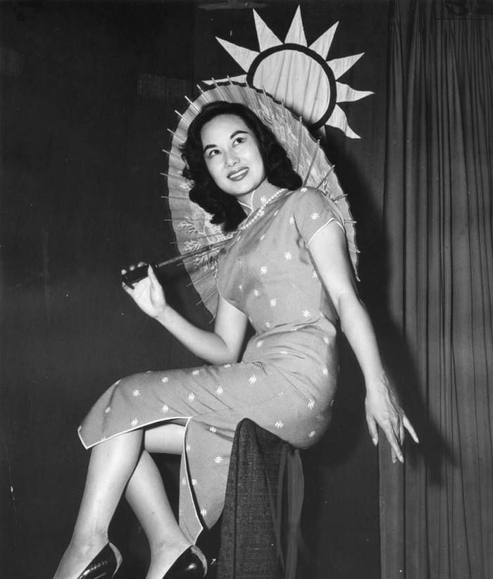 1957年李丽华（小咪姐）主演电影《游龙戏凤》