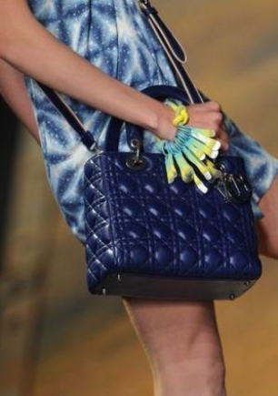 2011春夏斜跨你的Lady Dior