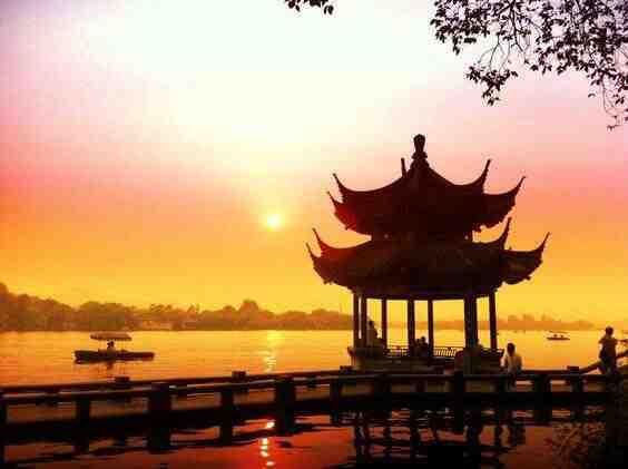 西湖美景三月天，春雨如酒柳如烟。