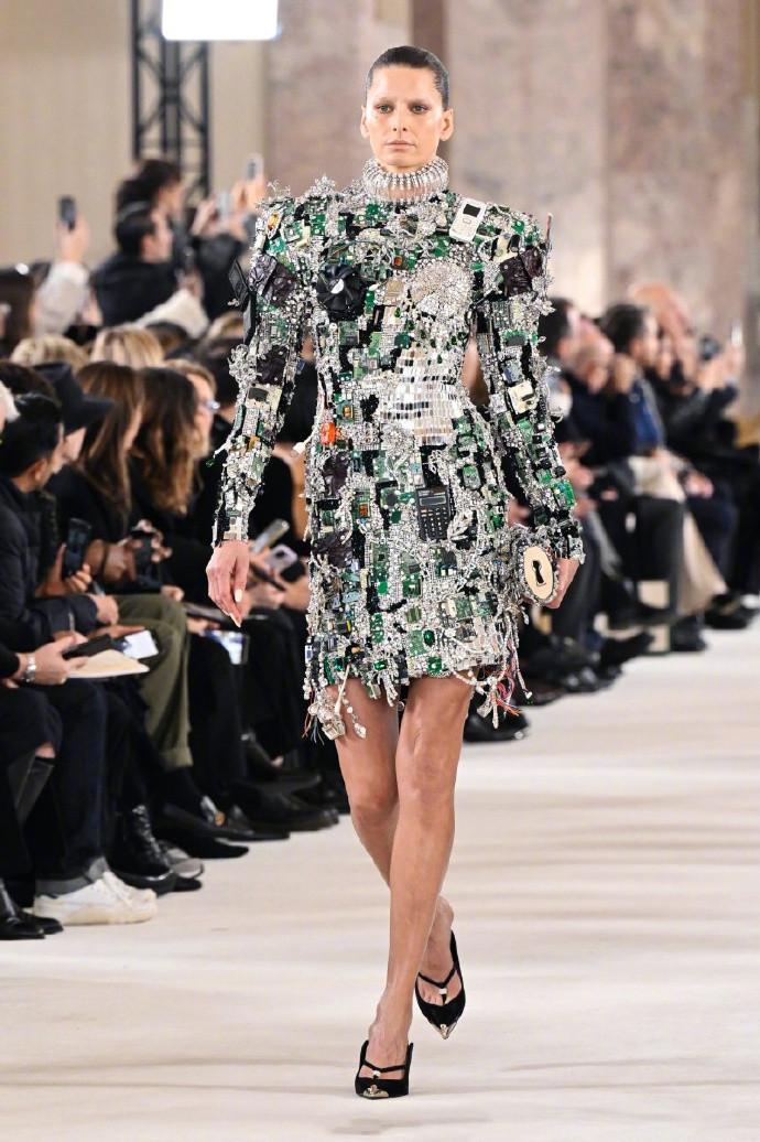 Hana Soukupova和Schiaparelli 2024春夏高定秀