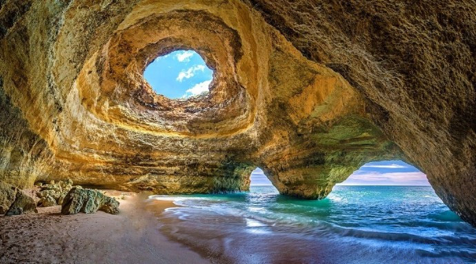 葡萄牙南方海滨Benagil Cave洞穴的奇幻景象