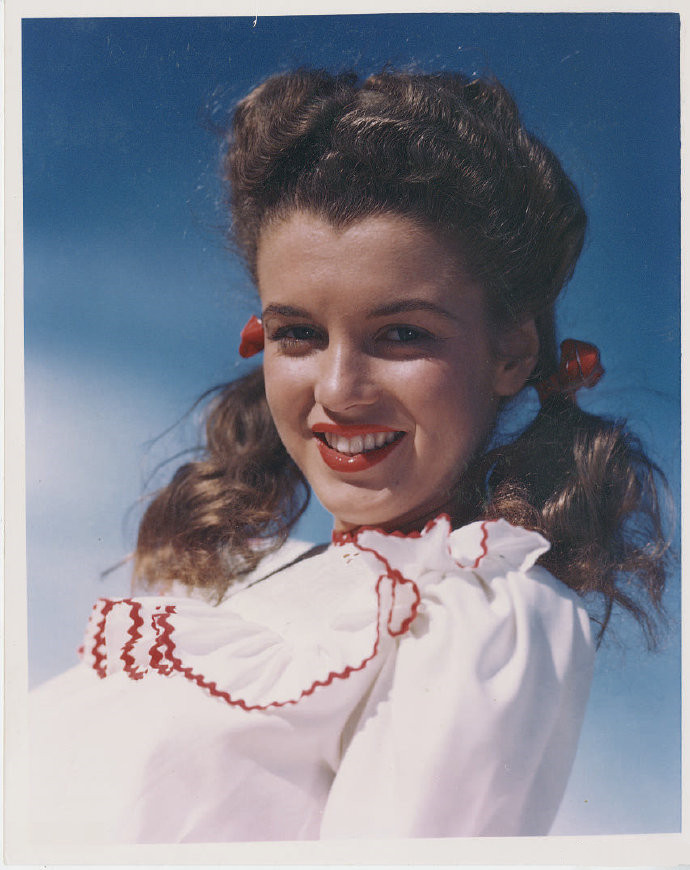 匈牙利摄影师Andre De Dienes1945年为梦露拍摄的照片