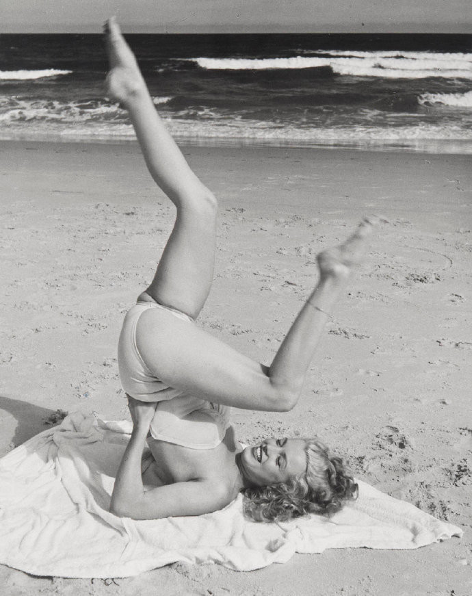 1949年海滩上的Marilyn Monroe(玛丽莲·梦露)