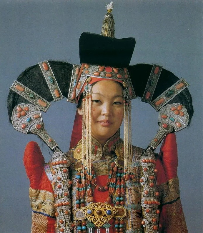 喀尔喀蒙古妇女标志性的盘羊角造型