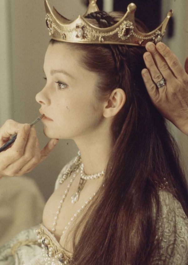 Genevieve Bujold在1969年电影《安妮的一千日》中饰演安妮·博